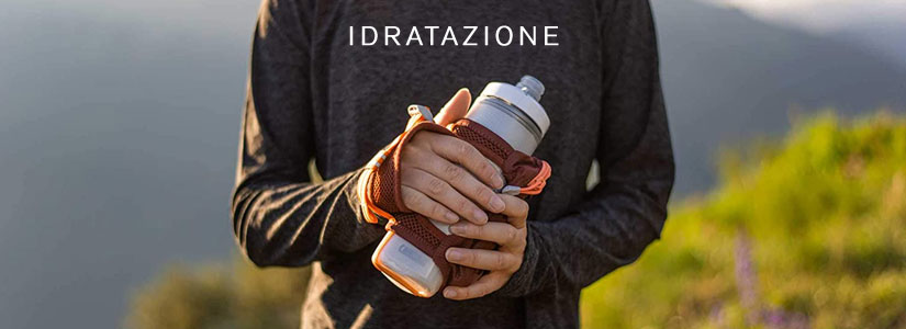 Borracce, zaini e bottigliette di Coca Cola